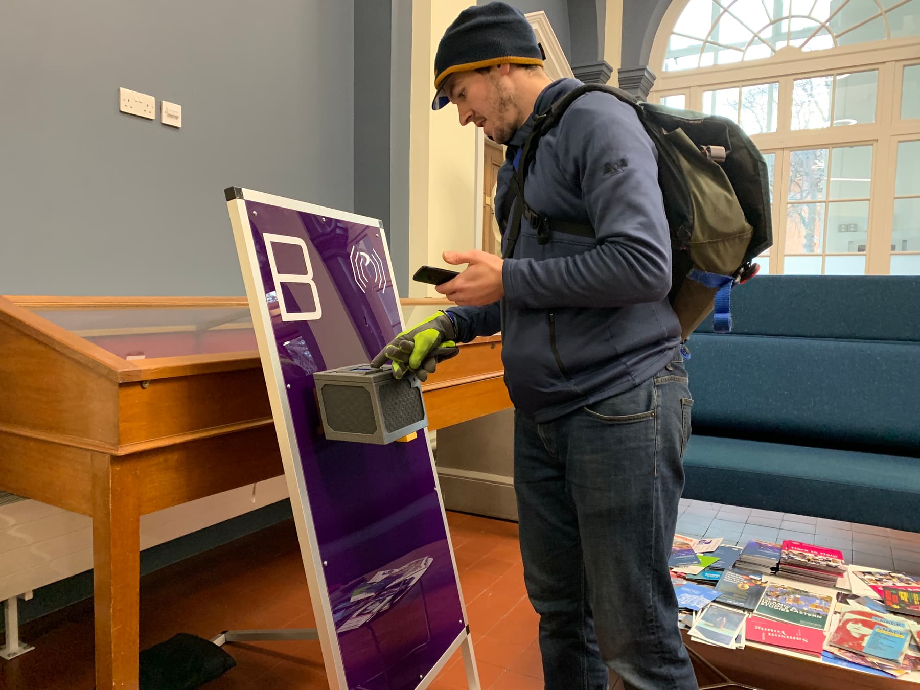 A bicycle courier interacts with a GeoPact hub and
lockbox.